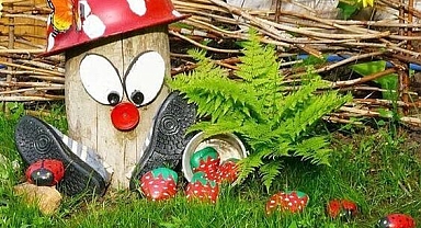 34 Stunning DIY Recycled Outdoor Decorations