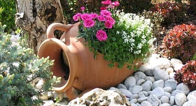 15+ Creative And Easy Garden Decor Ideas